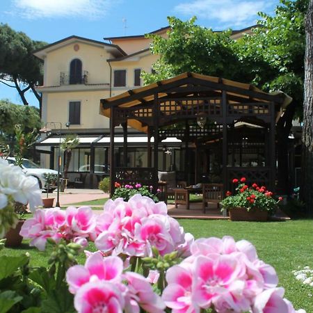 Hotel Virginia Marina di Massa Exterior photo