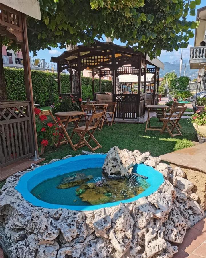 Hotel Virginia Marina di Massa Exterior photo