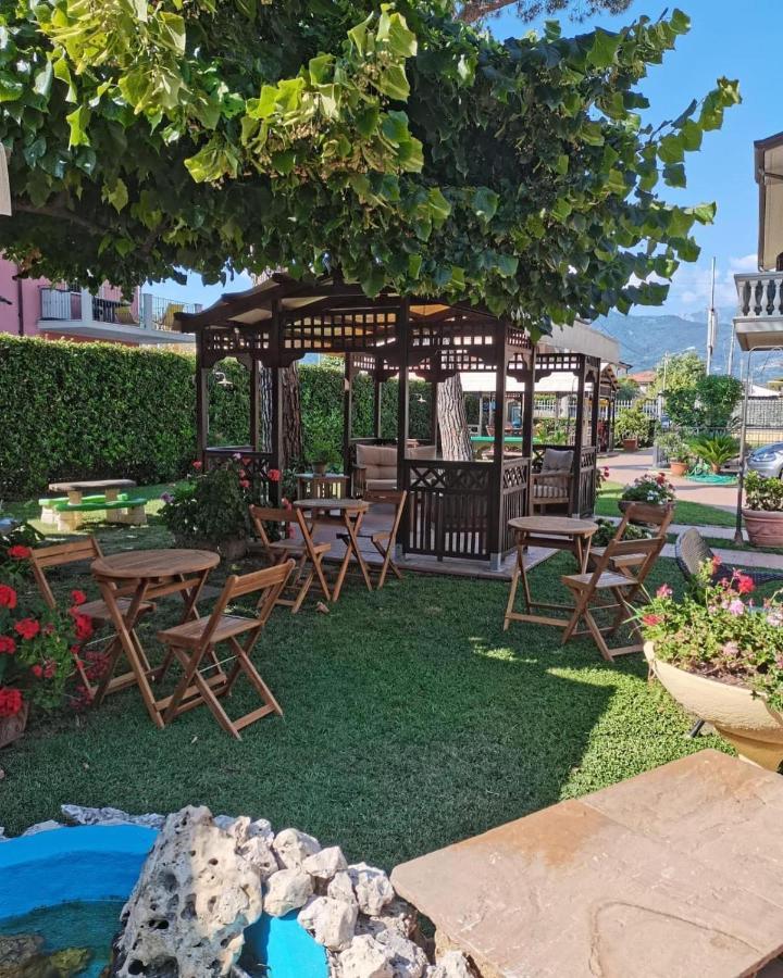Hotel Virginia Marina di Massa Exterior photo