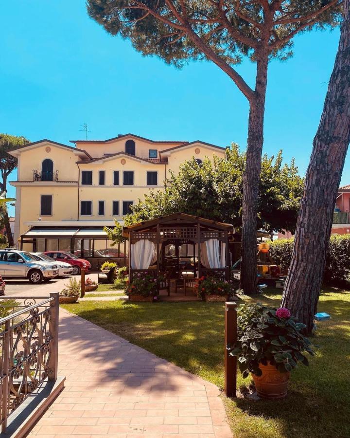 Hotel Virginia Marina di Massa Exterior photo