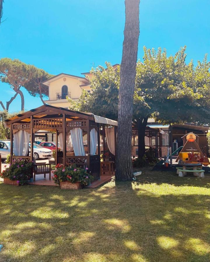 Hotel Virginia Marina di Massa Exterior photo