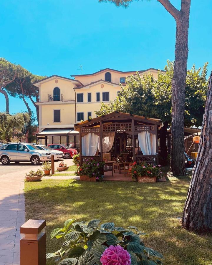 Hotel Virginia Marina di Massa Exterior photo