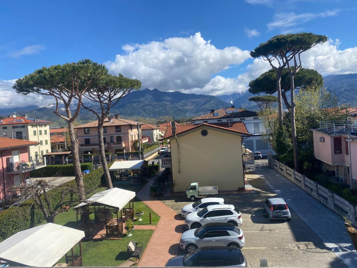 Hotel Virginia Marina di Massa Exterior photo