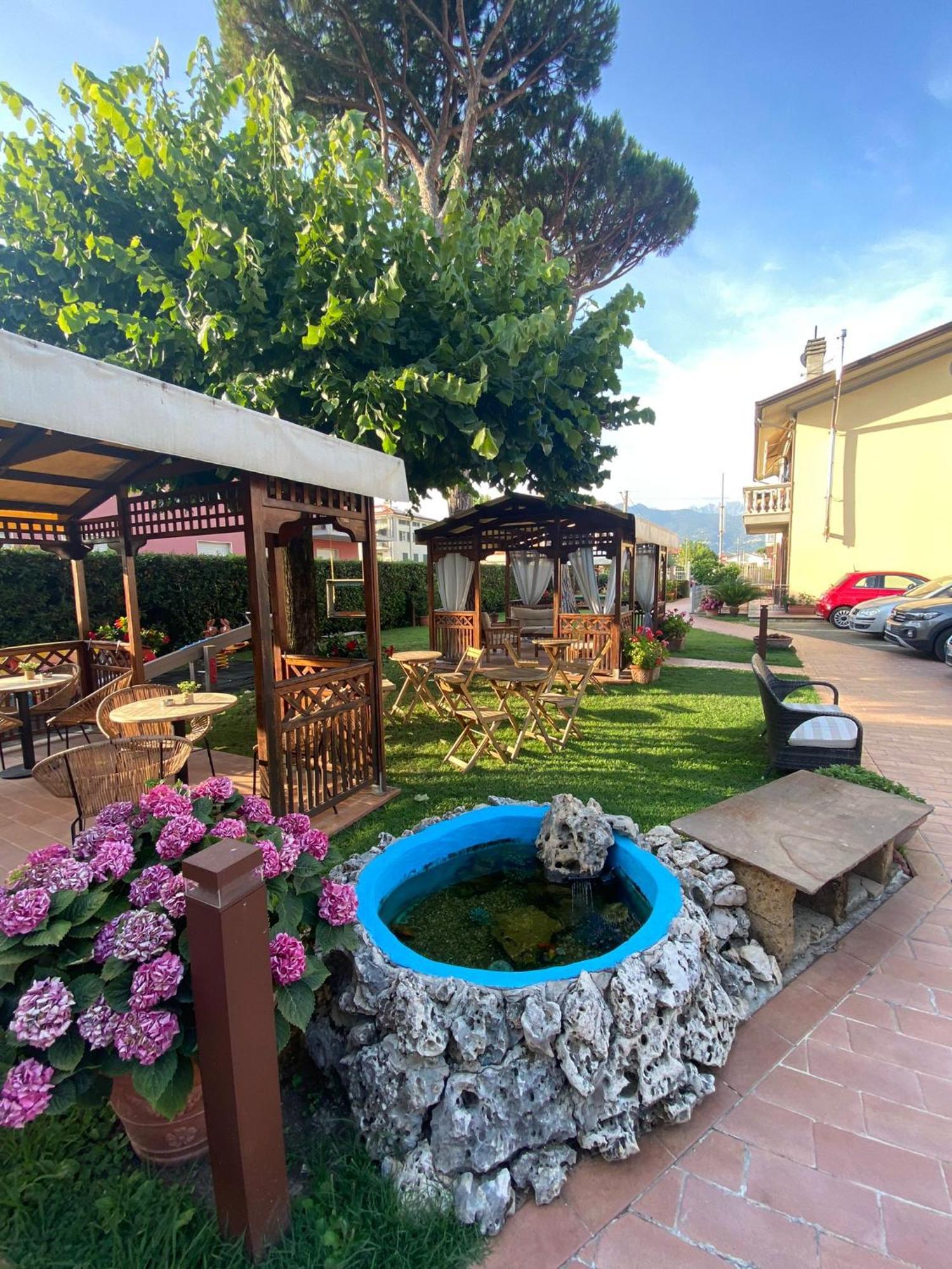 Hotel Virginia Marina di Massa Exterior photo