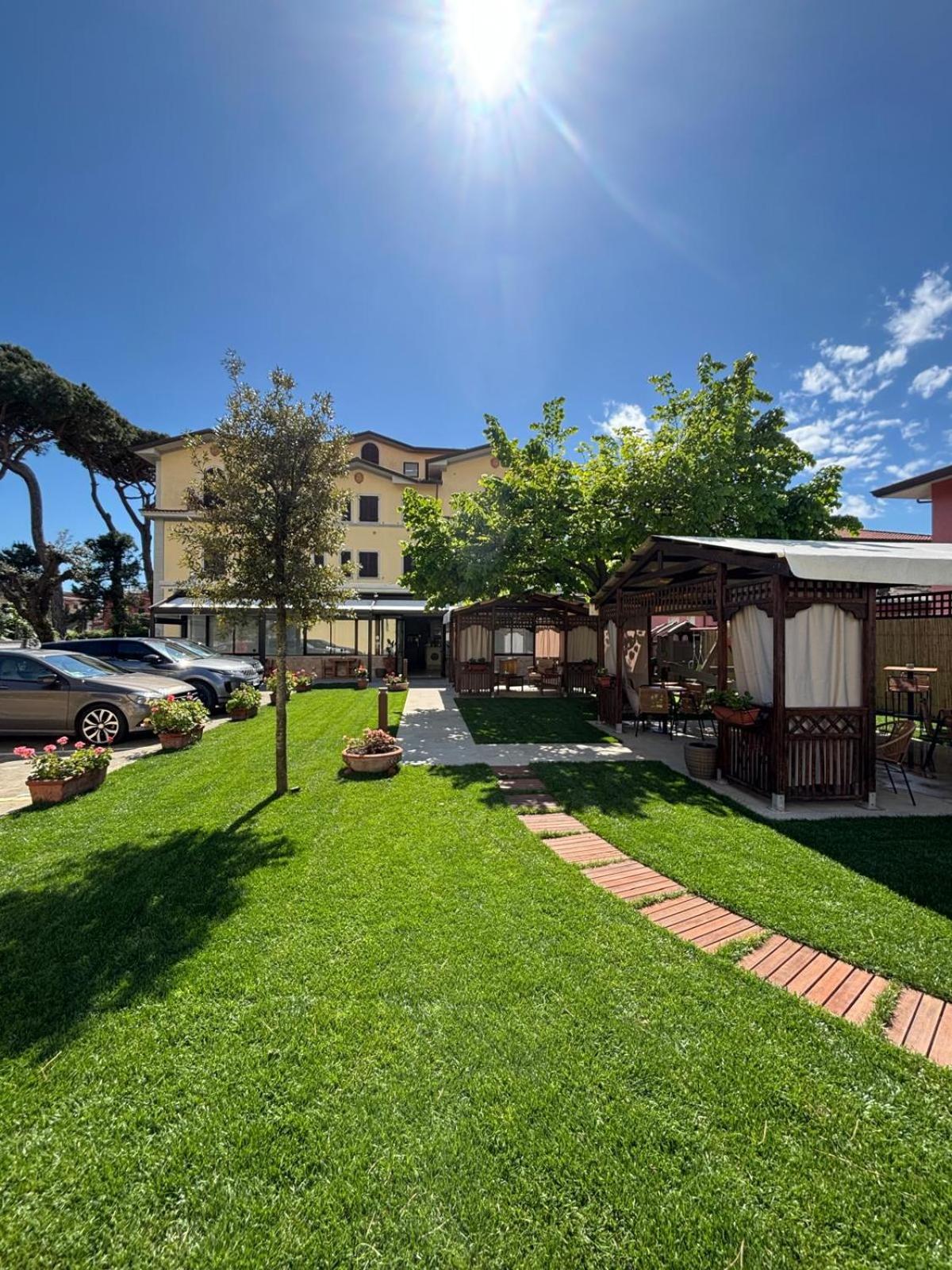 Hotel Virginia Marina di Massa Exterior photo