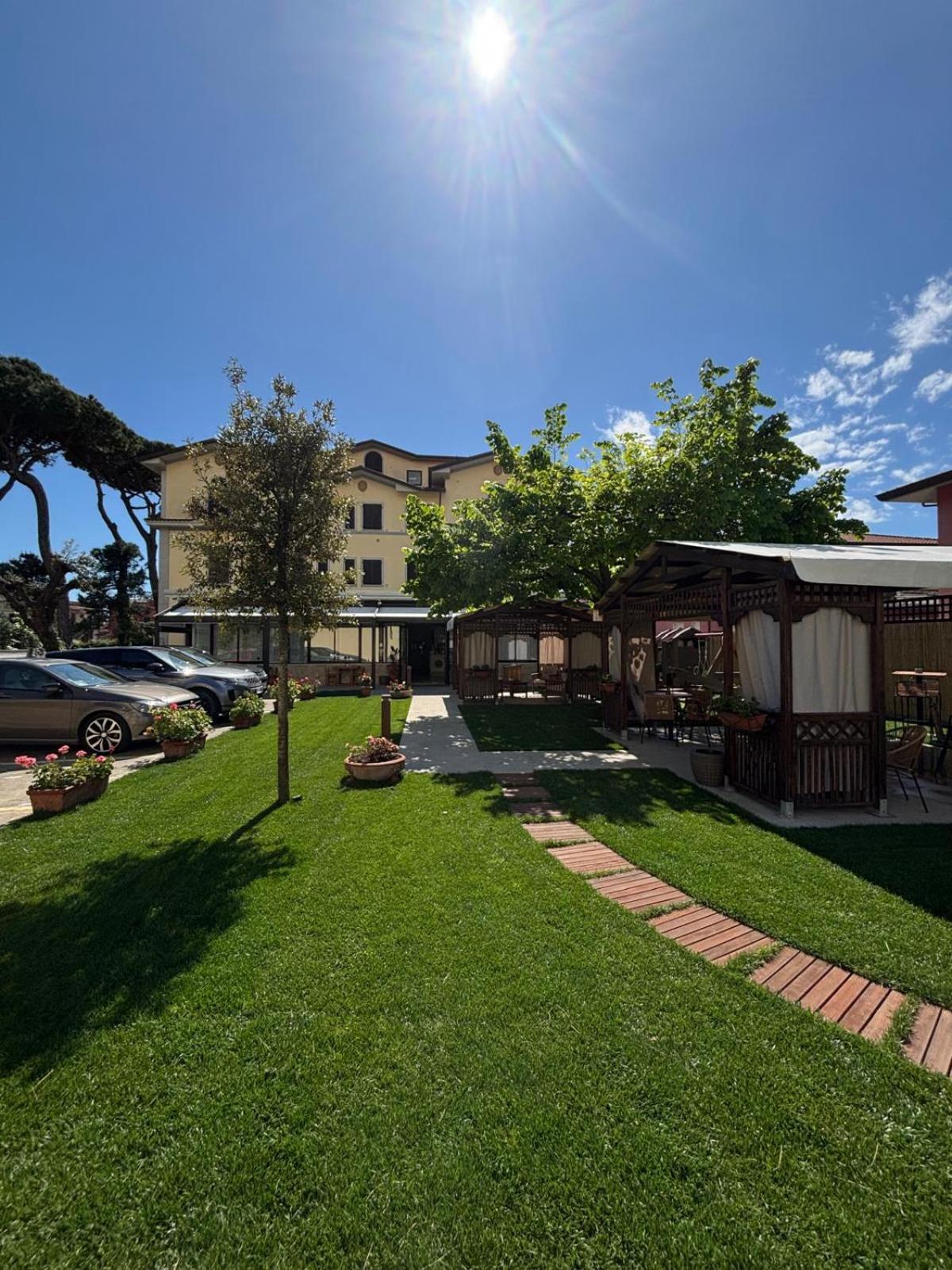 Hotel Virginia Marina di Massa Exterior photo
