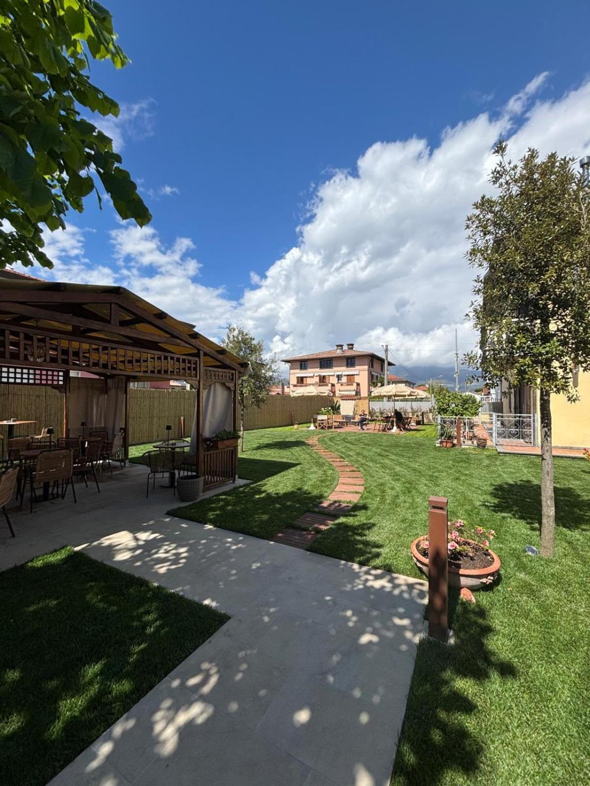 Hotel Virginia Marina di Massa Exterior photo