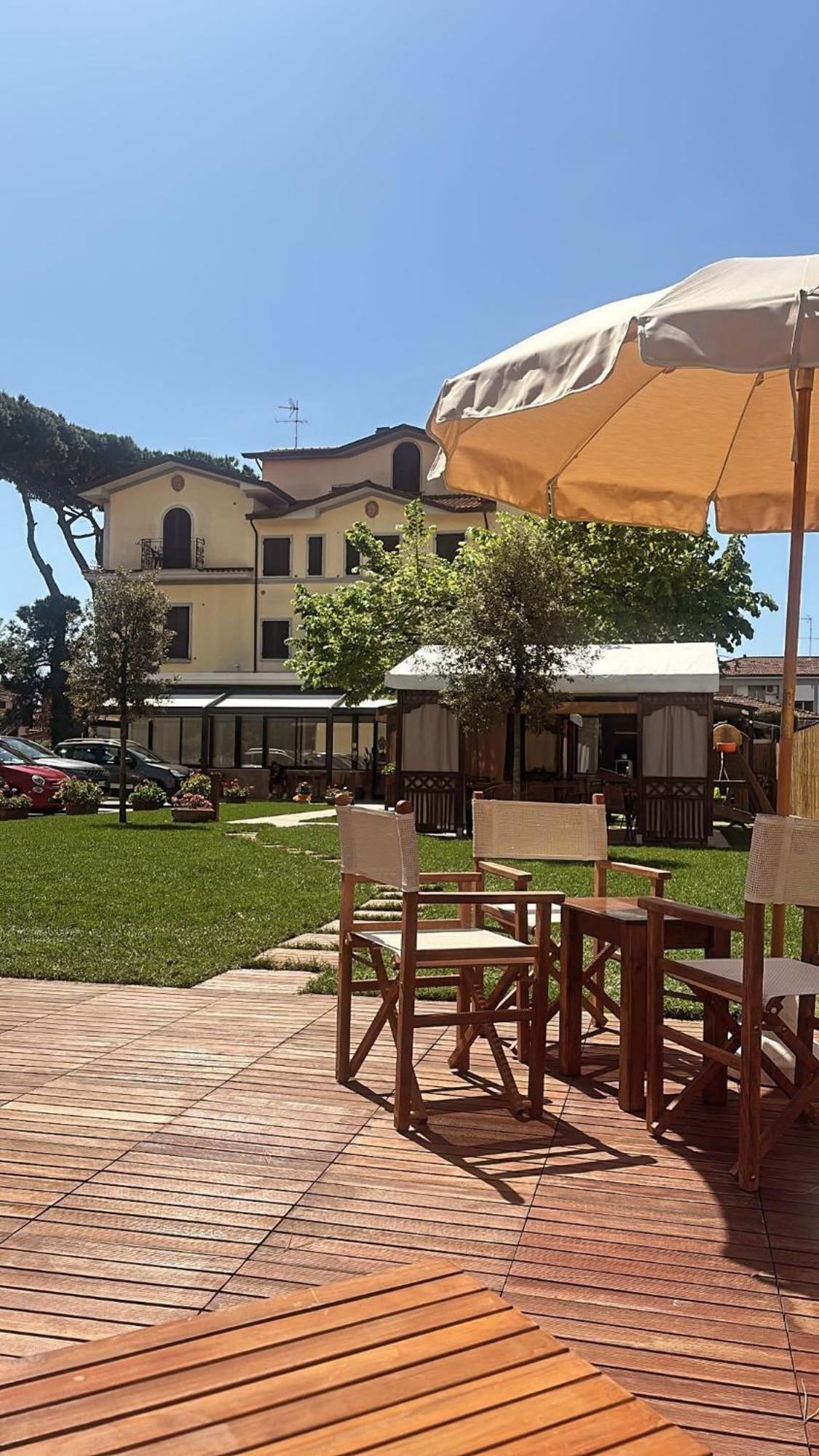 Hotel Virginia Marina di Massa Exterior photo