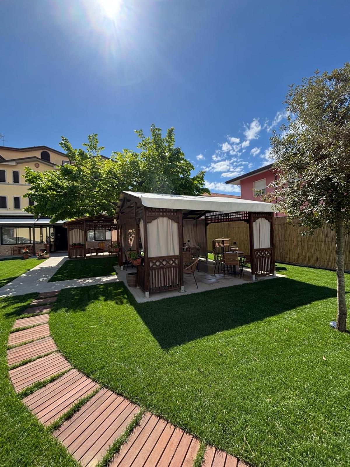 Hotel Virginia Marina di Massa Exterior photo