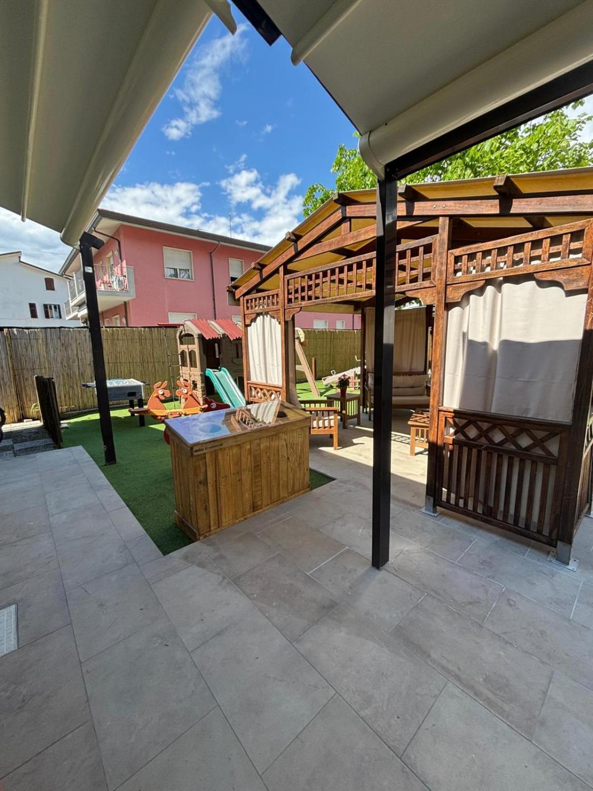 Hotel Virginia Marina di Massa Exterior photo