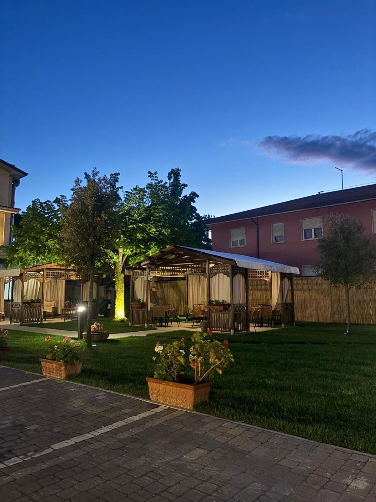 Hotel Virginia Marina di Massa Exterior photo
