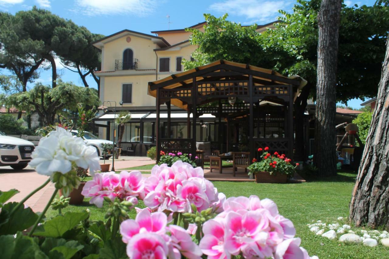 Hotel Virginia Marina di Massa Exterior photo