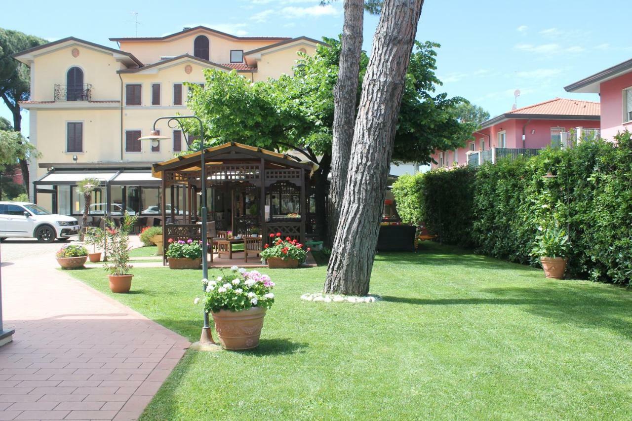 Hotel Virginia Marina di Massa Exterior photo