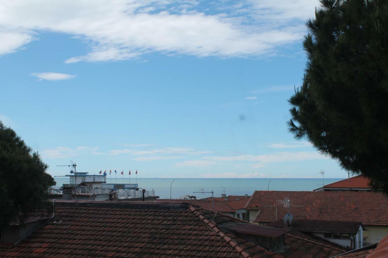 Hotel Virginia Marina di Massa Exterior photo